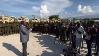 watch:-ruto-breaks-into-song-&-prayer-after-meeting-kenyan-police-officers-in-haiti